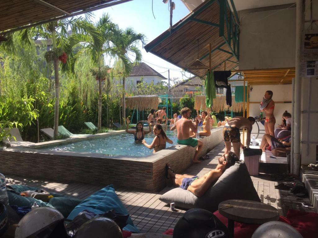 Sunny Surf Lodge Hostel Canggu  Bagian luar foto